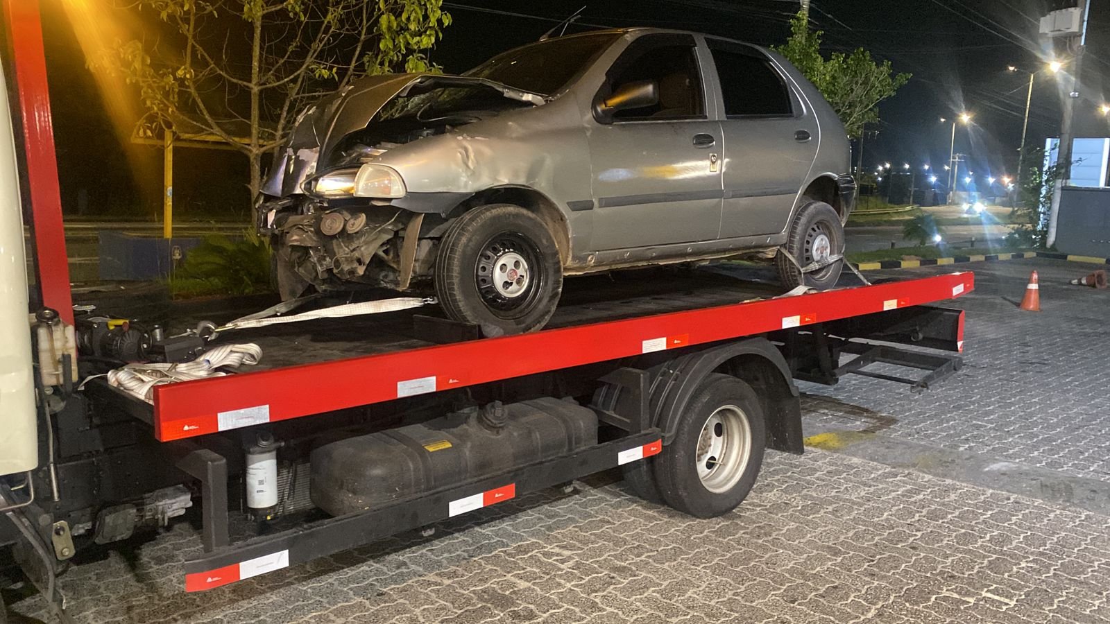 Caminhão de guincho rebocando SUV na Zona Oeste de São Paulo