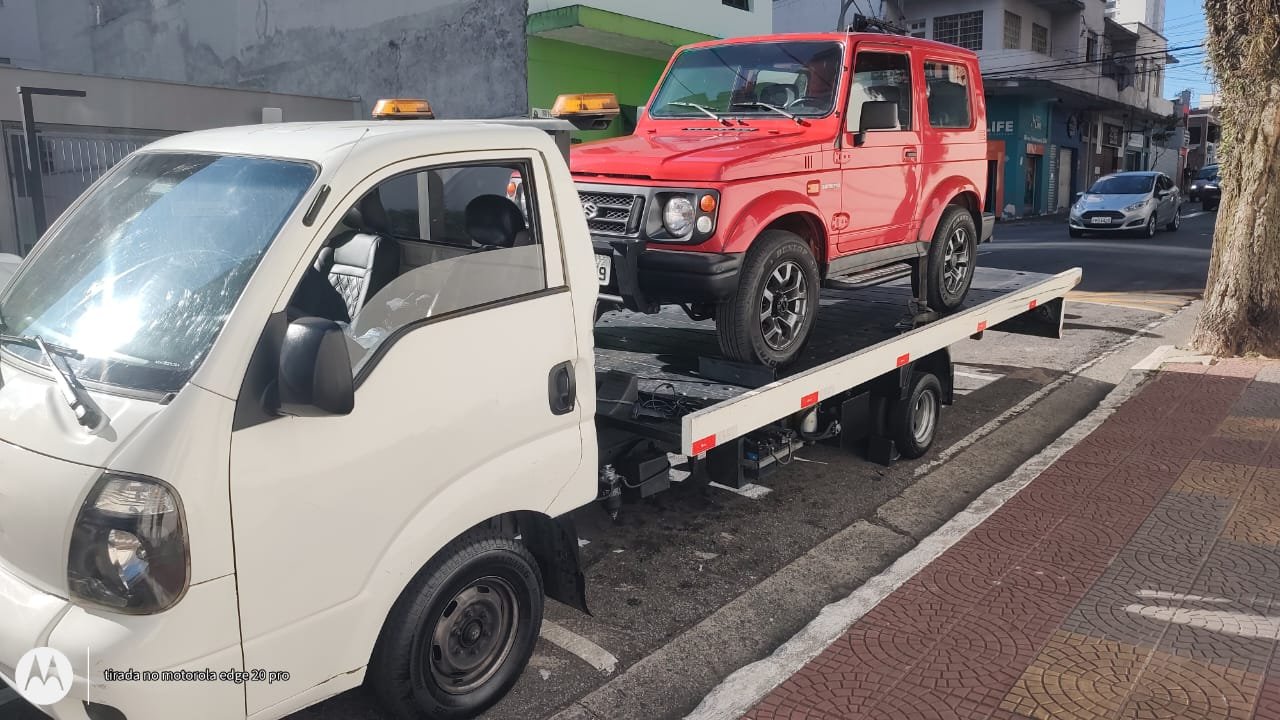 Veículo danificado sendo rebocado por guincho 24h em São Paulo