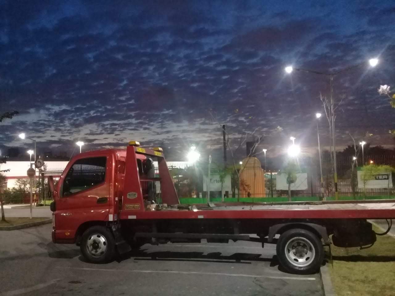 Motorista recebendo atendimento de auto socorro 24h na Zona Oeste